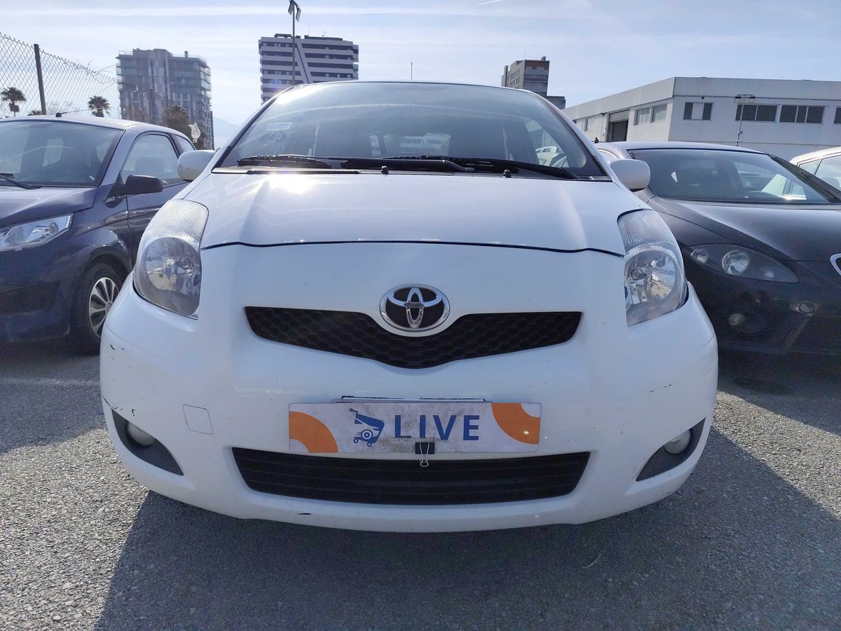 Toyota Yaris 2010 — photo 8