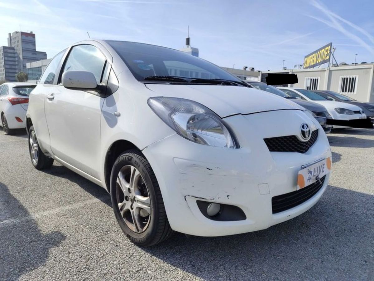 Toyota Yaris 2010 — photo 7