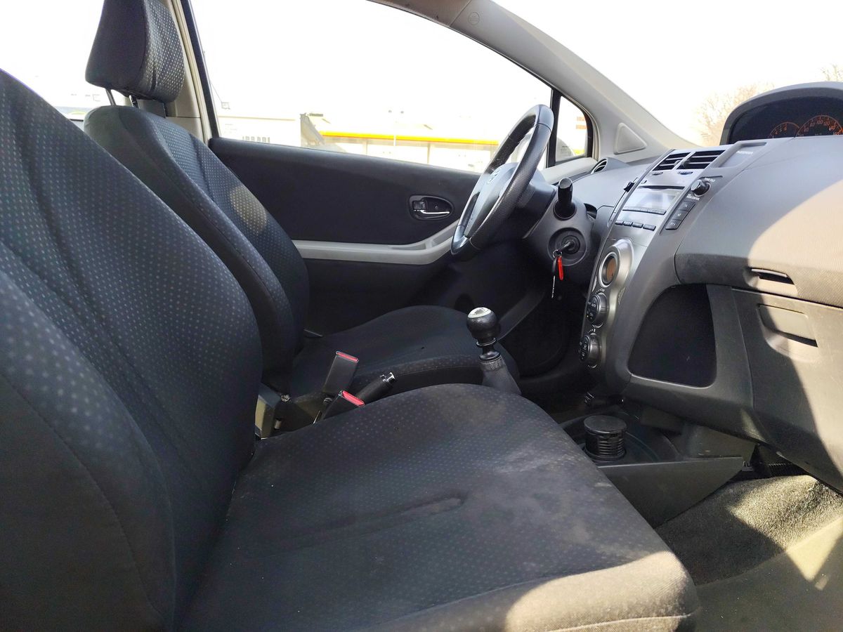Toyota Yaris 2010 — photo 11