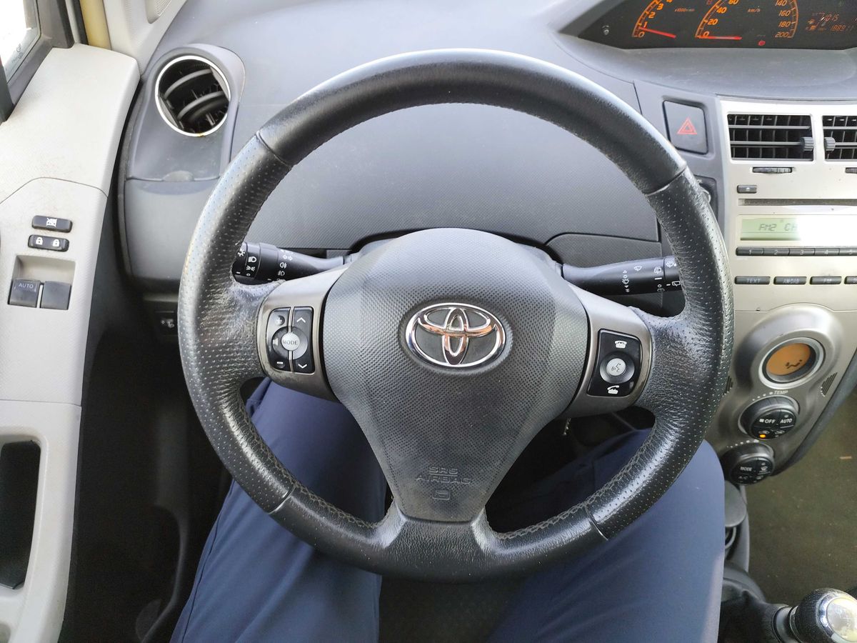 Toyota Yaris 2010 — photo 15