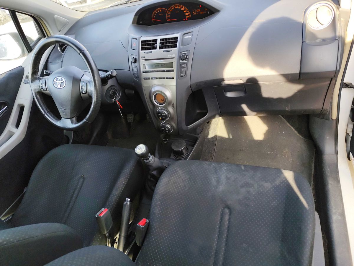 Toyota Yaris 2010 — photo 12