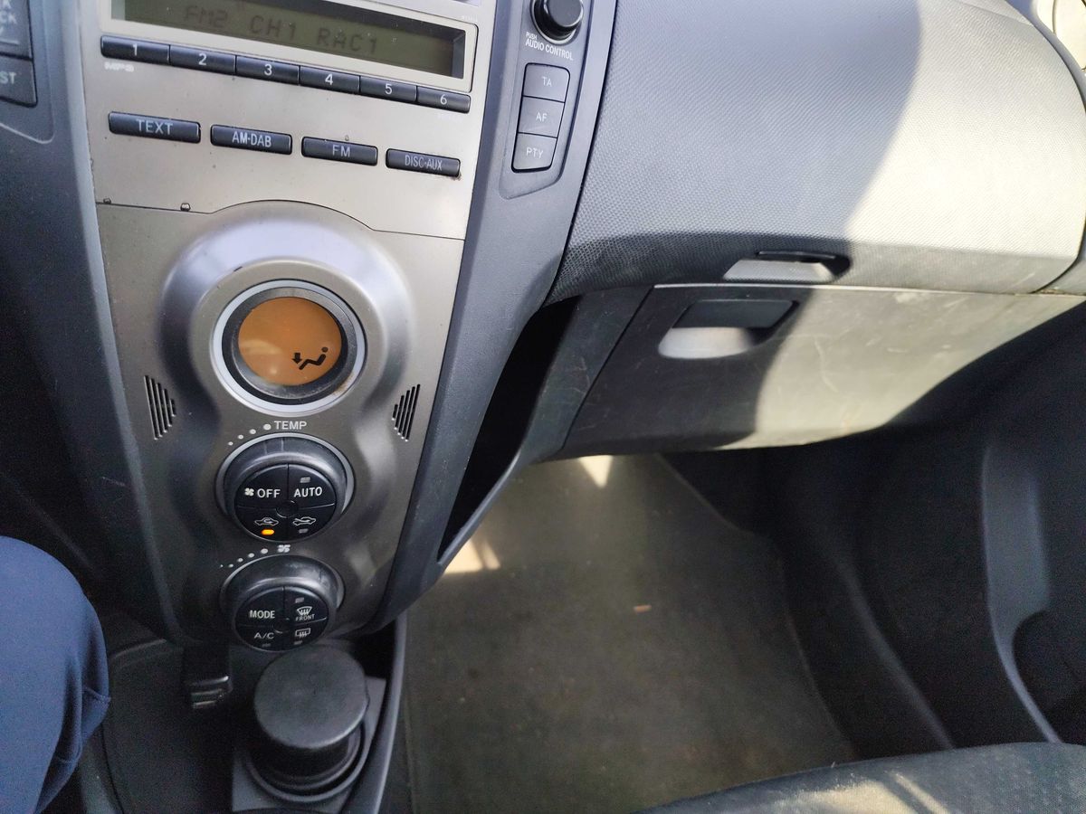 Toyota Yaris 2010 — photo 19