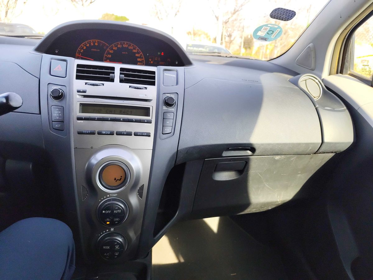 Toyota Yaris 2010 — photo 16