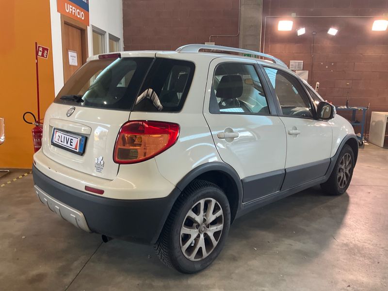 Fiat Sedici 2.0 JTDM Multijet Emotion 4x4 — zdjęcie 2