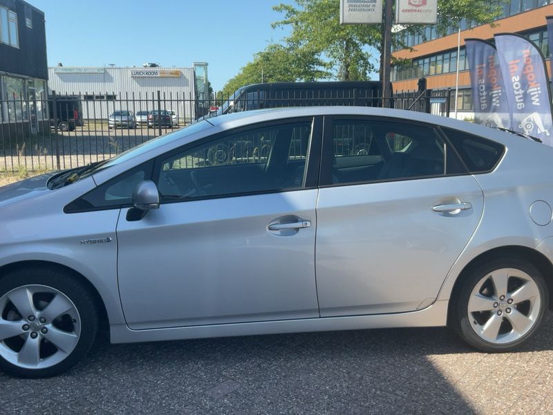 Toyota Prius 1.8 — zdjęcie 4