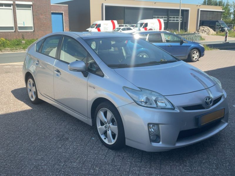 Toyota Prius 1.8 — zdjęcie 8