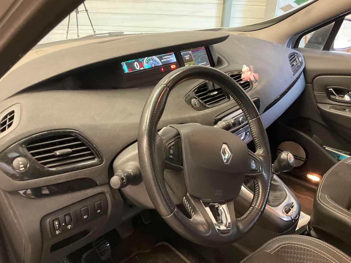 Renault Scenic 2015 — photo 16