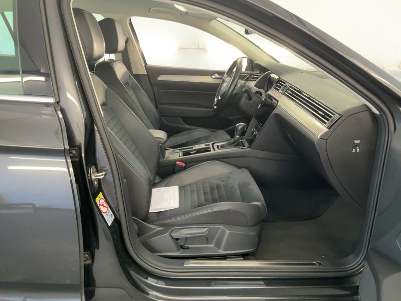 Volkswagen Passat 2.0 TDI Highline 4Motion BlueMotion Tech — zdjęcie 11
