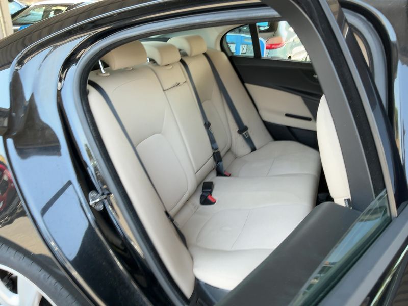 Jaguar XE 20d Pure — zdjęcie 14