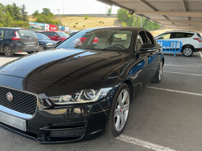 Jaguar XE 20d Pure — zdjęcie 2