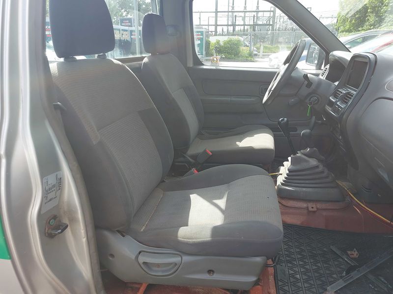 Nissan NP300 Pick-up 2.5 Turbodiesel Single Cab 4x4 — zdjęcie 10