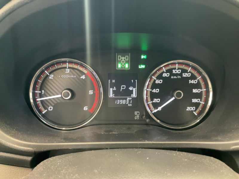Mitsubishi L 200 2.4 DI-D Top Doppelkabine 4WD — zdjęcie 13