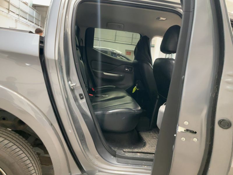 Mitsubishi L 200 2.4 DI-D Top Doppelkabine 4WD — zdjęcie 14