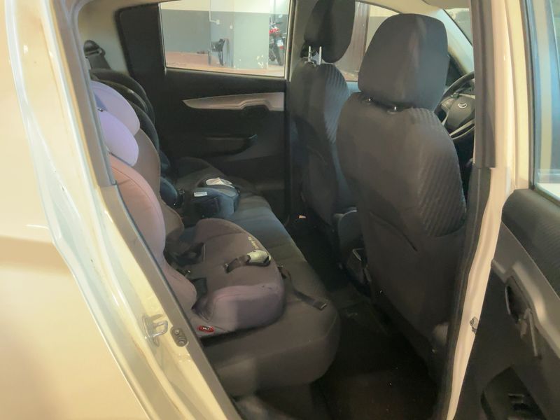 Mahindra KUV 100 1.2 K8 — zdjęcie 14