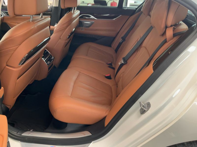 BMW 7er 740d xDrive — zdjęcie 14
