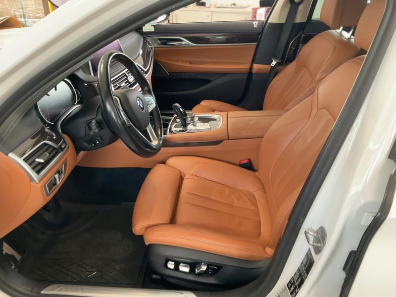 BMW 7er 740d xDrive — zdjęcie 11