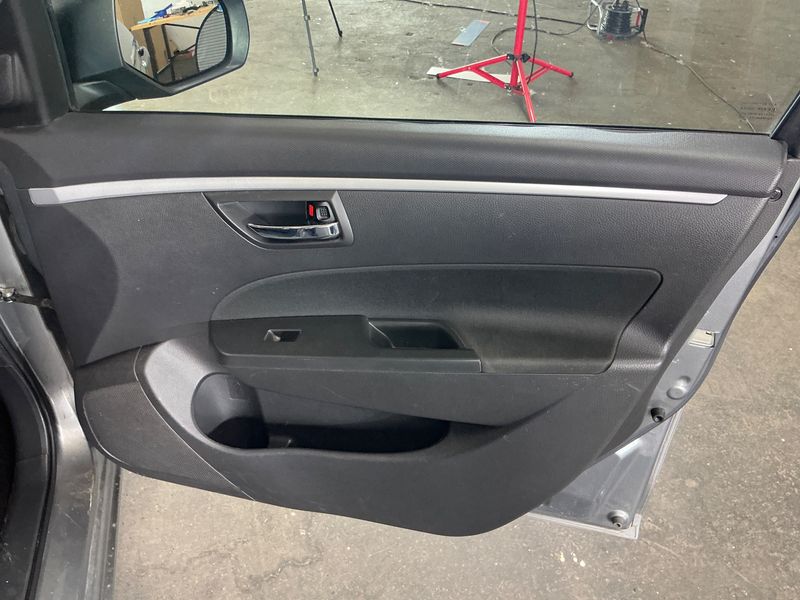 Suzuki Swift 1.2 Comfort 2011 – снимка 27