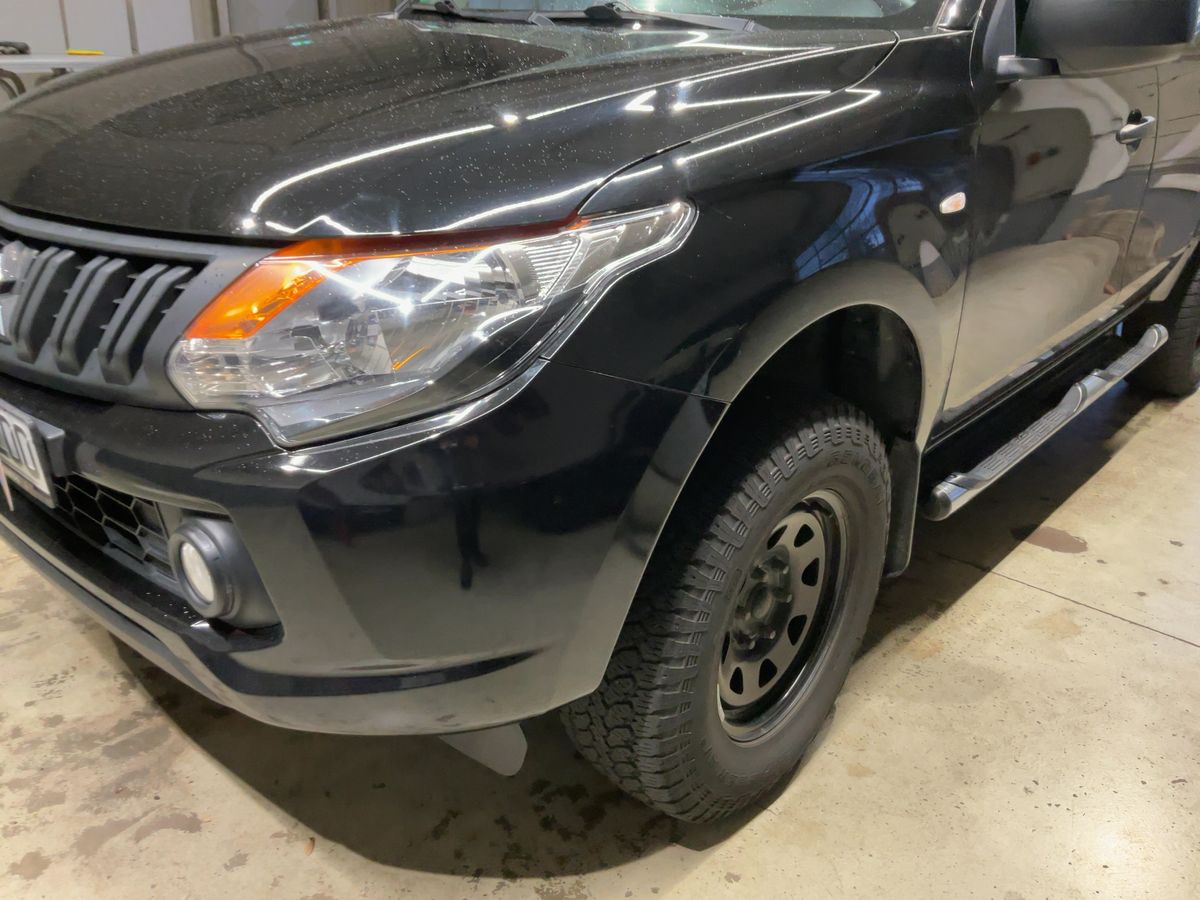 Mitsubishi L 200 2.4 DI-D Basis Doppelkabine 4WD