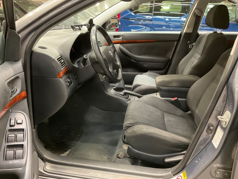 Toyota Avensis 1.8 Executive — zdjęcie 3