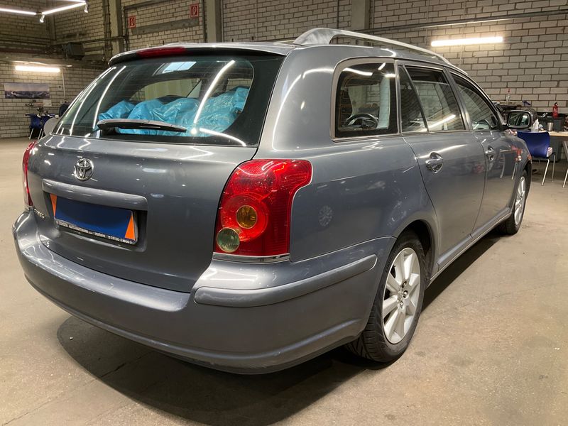 Toyota Avensis 1.8 Executive — zdjęcie 2