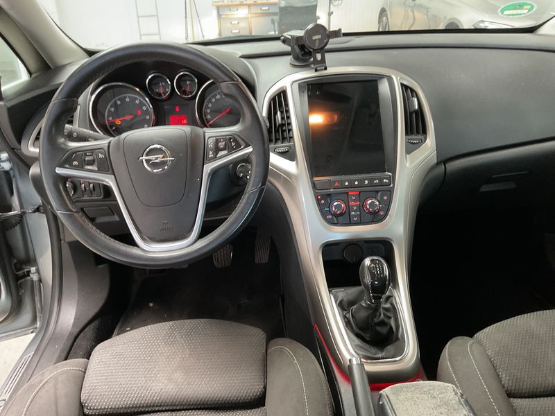 Opel Astra 1.4 Turbo Edition 2011 – снимка 17
