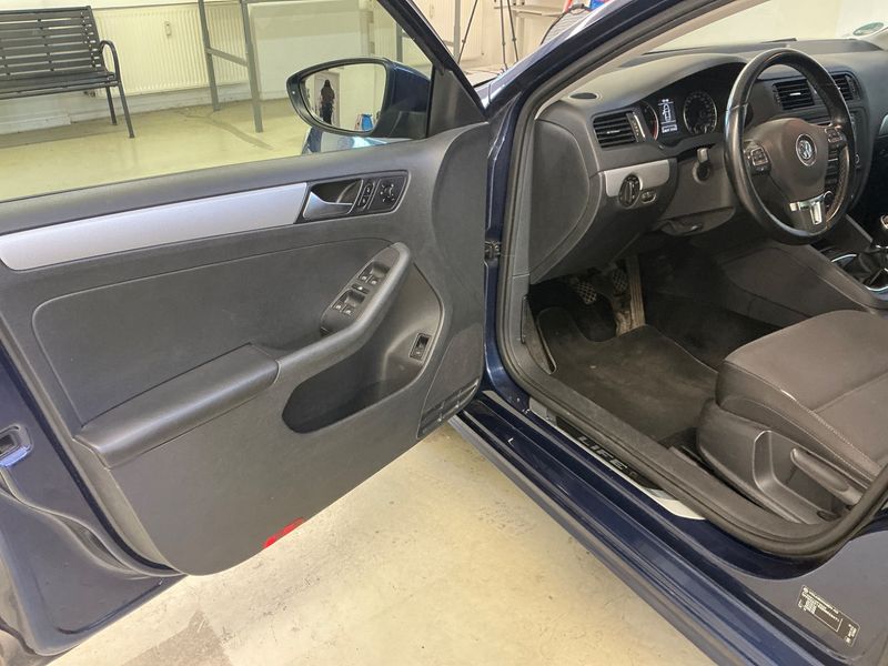 Volkswagen Jetta 1.6 TDI Life 2013 – снимка 25