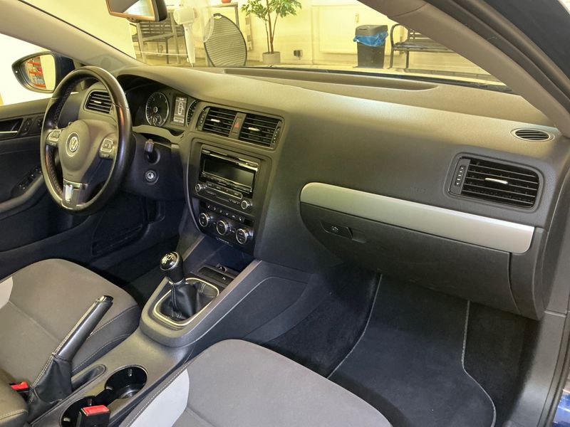 Volkswagen Jetta 1.6 TDI Life 2013 – снимка 26