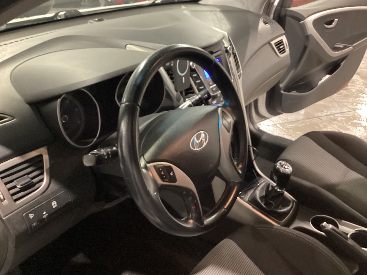 Hyundai i30 2017 — photo 27