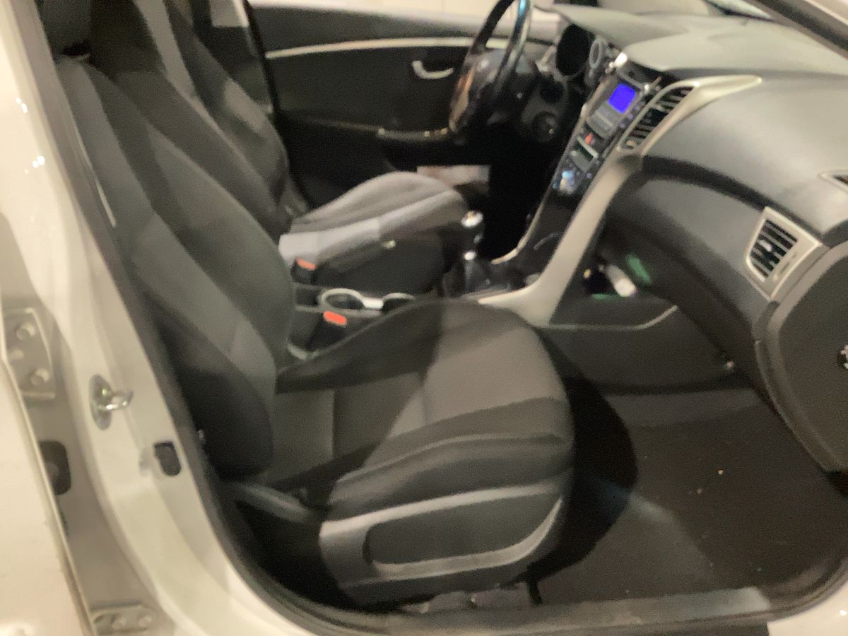 Hyundai i30 2017 — photo 17