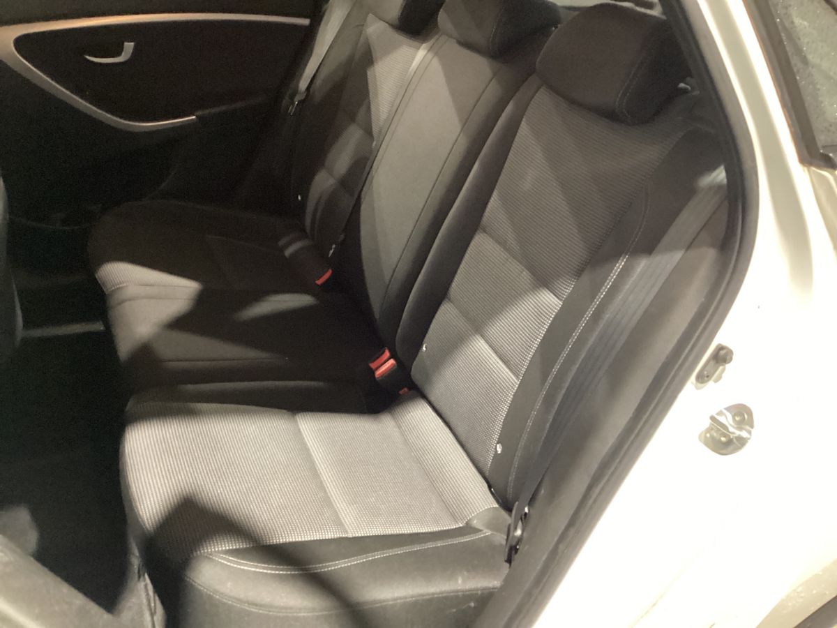 Hyundai i30 2017 — photo 33