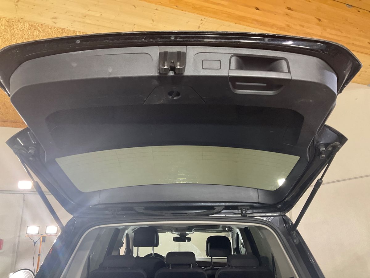 Volkswagen Touran 2019 — photo 43