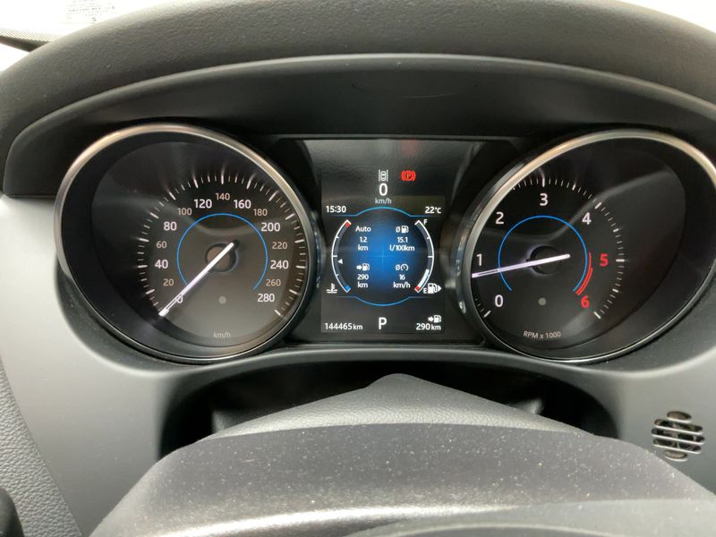 Jaguar XE 20d Prestige — zdjęcie 13