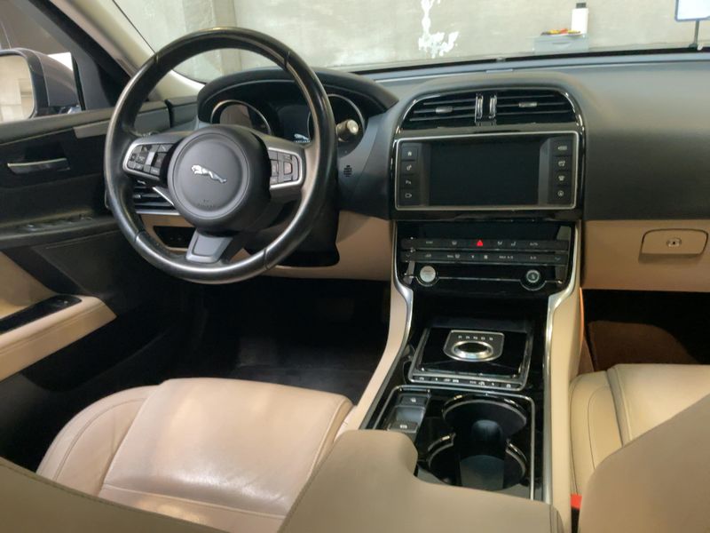 Jaguar XE 20d Prestige — zdjęcie 12