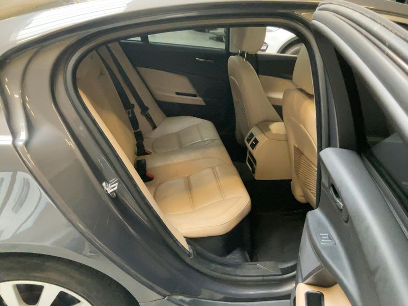 Jaguar XE 20d Prestige — zdjęcie 14