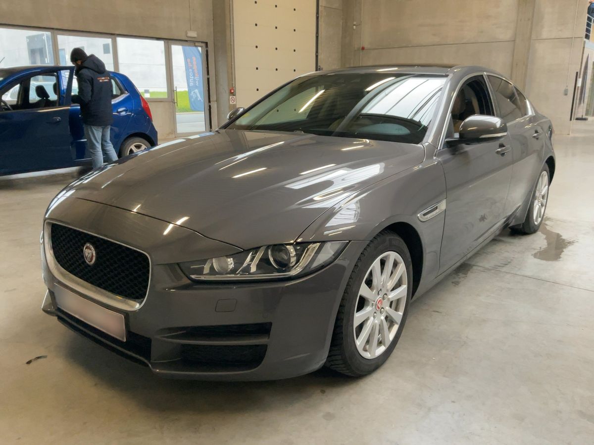 Jaguar XE 2016 — photo 1