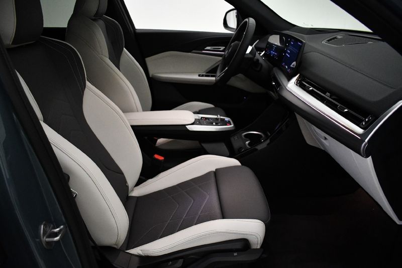 BMW iX2 eDrive20 M Sport — zdjęcie 9