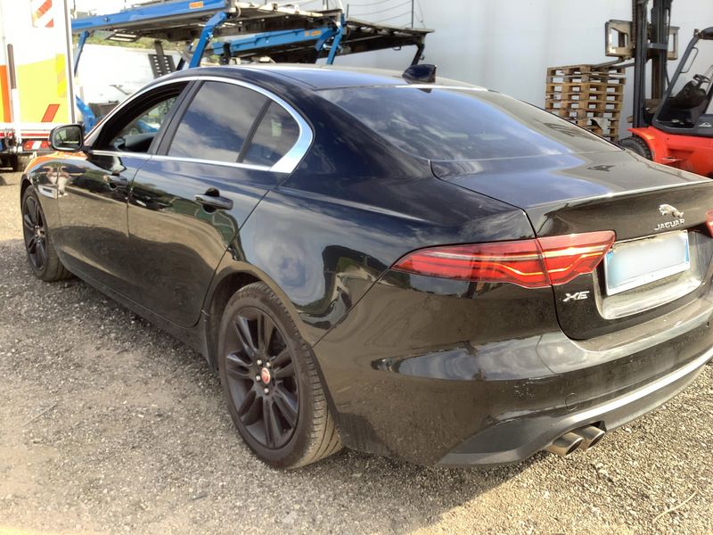 Jaguar XE 30t S AWD — zdjęcie 3