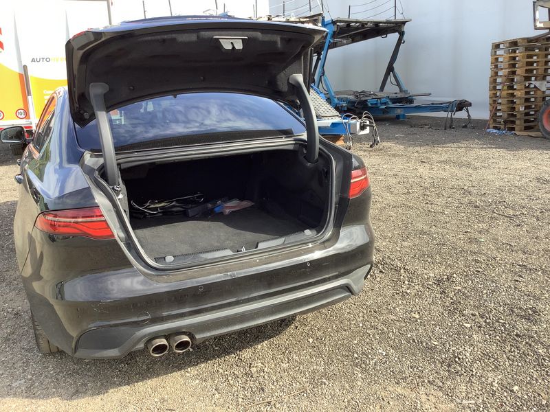 Jaguar XE 30t S AWD — zdjęcie 10