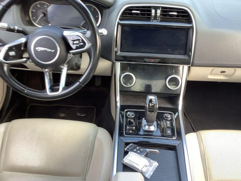 Jaguar XE 30t S AWD — zdjęcie 12