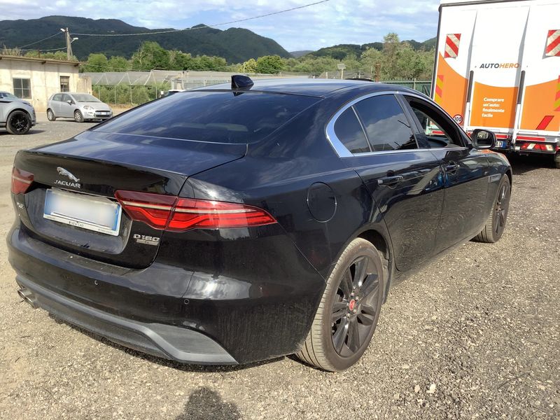 Jaguar XE 30t S AWD — zdjęcie 6