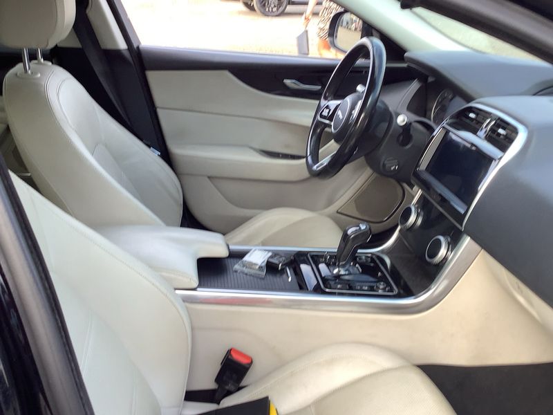 Jaguar XE 30t S AWD — zdjęcie 11