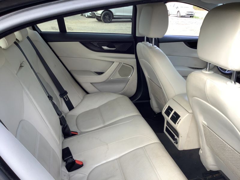 Jaguar XE 30t S AWD — zdjęcie 14