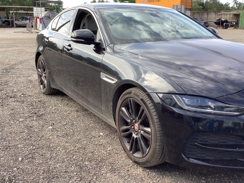 Jaguar XE 30t S AWD — zdjęcie 8