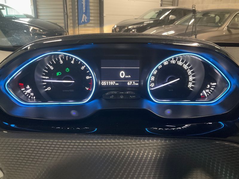 Peugeot 2008 1.2 PureTech Allure — zdjęcie 13