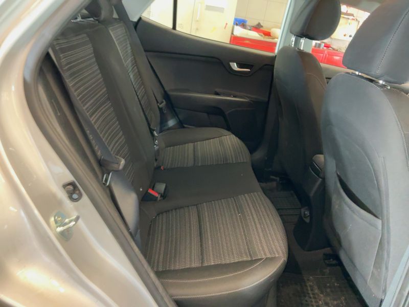 Kia Stonic 1.0 TGDI Silber — zdjęcie 14
