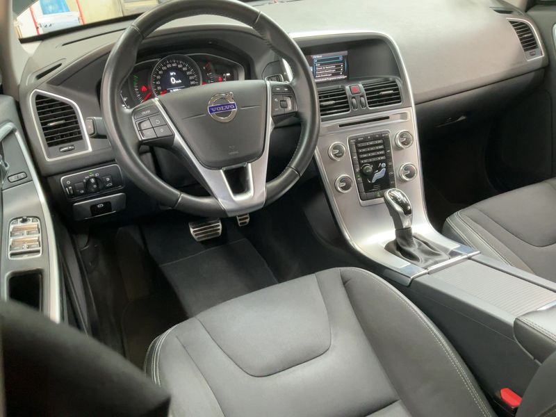 Volvo XC60 2.0 D3 Momentum 2WD — zdjęcie 12