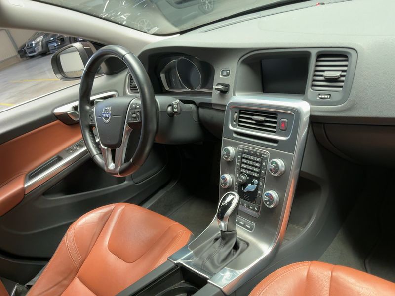 Volvo V60 2.4 T6 Plug-in Hybrid Summum AWD — zdjęcie 12