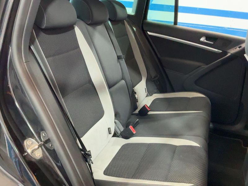 Volkswagen Tiguan 2.0 TDI R-Line 4Motion BlueMotion Tech — zdjęcie 14