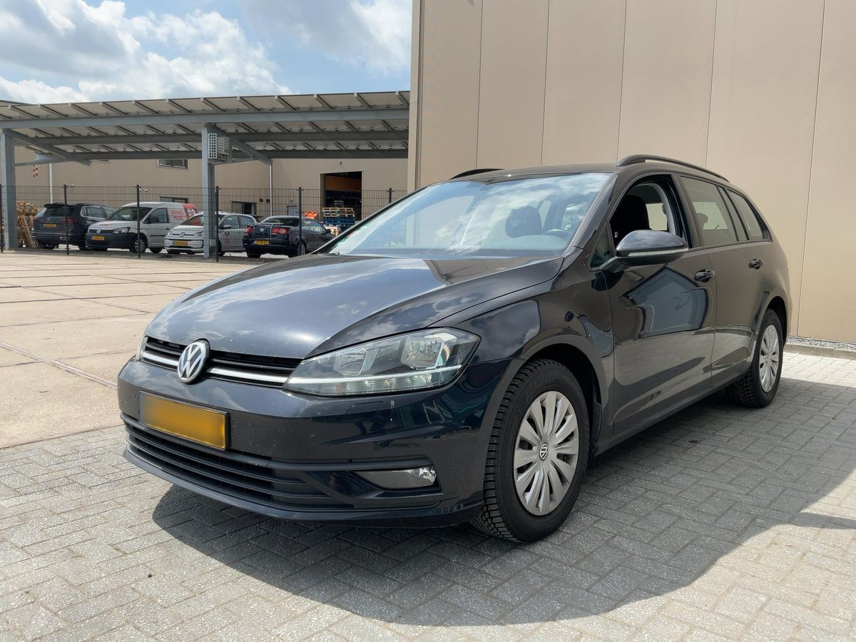 Volkswagen Golf 2019 — photo 1