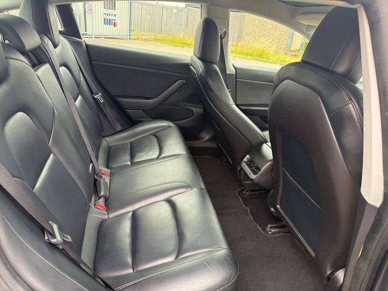 Tesla Model 3 Standard Range Plus — zdjęcie 14